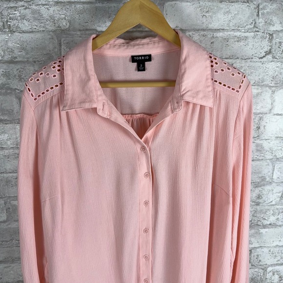 Torrid Button Up Shirt Size 2 2x Pink Long Sleeve Shoulder Cutout  Blouse Top - Picture 1 of 12